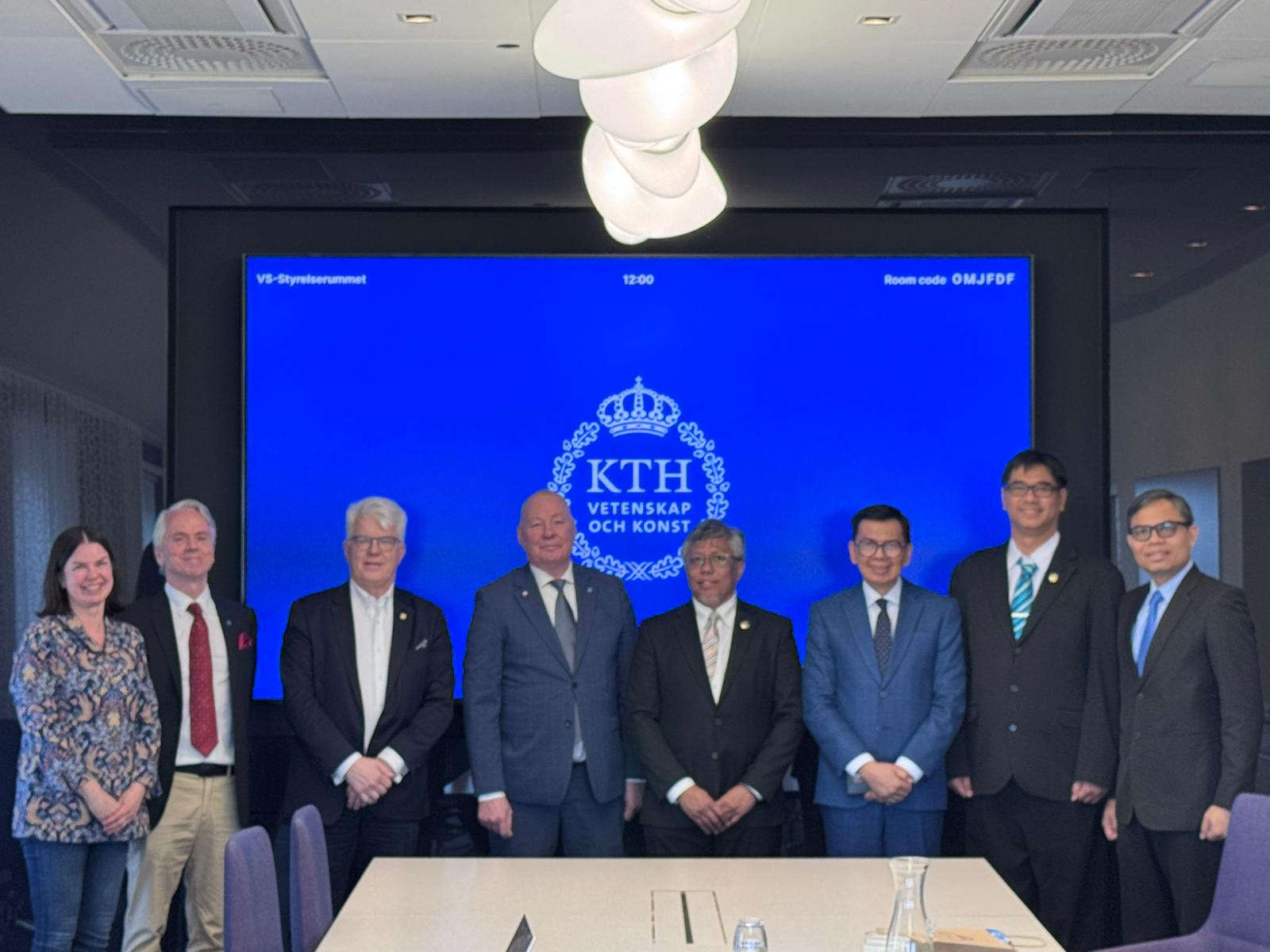 Rektor Tandatangani Kerja Sama Internasional ITB dan KTH Royal Institute of Technology